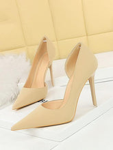 Tacones altos retro con punta hueca lateral